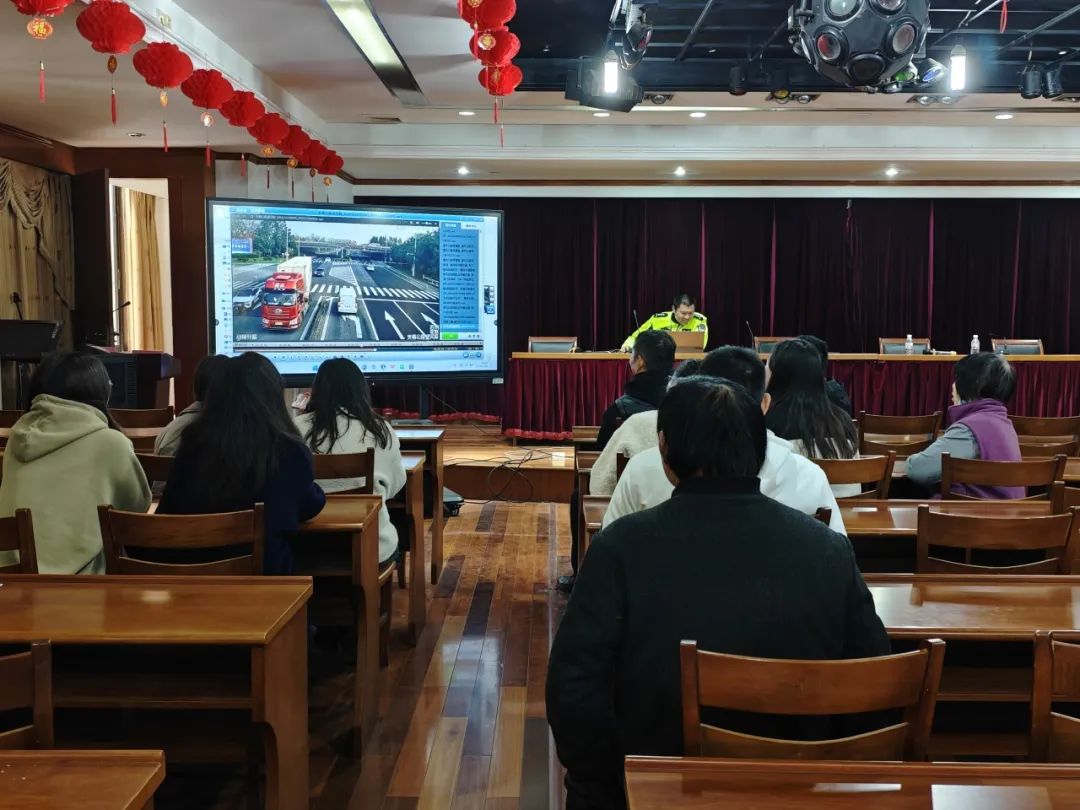 Dongbang ການຈະລາຈອນການຈະລາຈອນຕໍາຫຼວດໄດ້ມາໂຮງງານເພື່ອສົ່ງເສີມຄວາມປອດໄພຂອງການຈະລາຈອນຕາມທ້ອງຖະຫນົນ